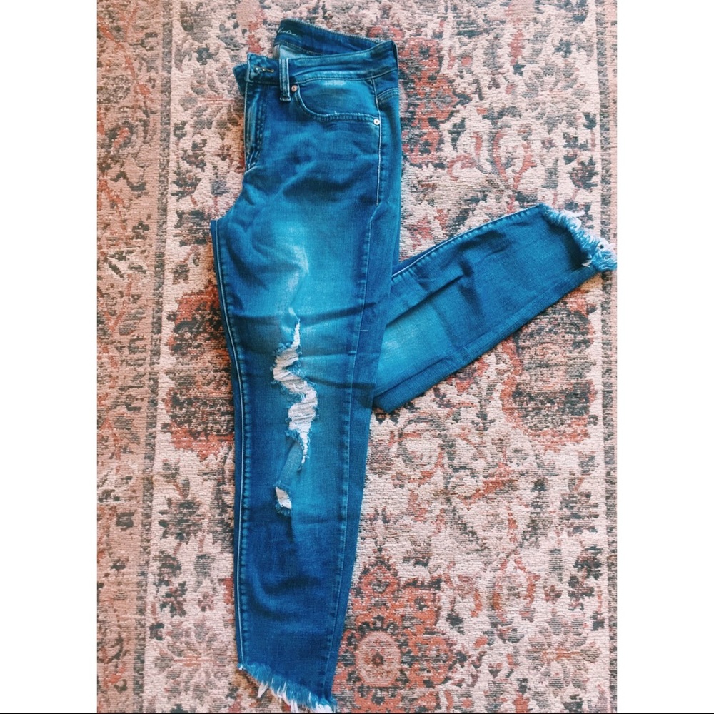 ❌SOLD❌ Angled/frayed ankle jeans